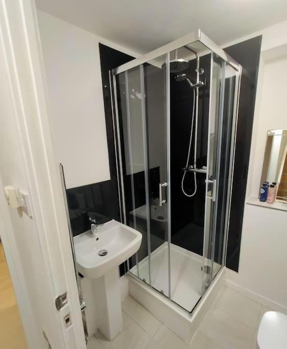 Impeccable 2-Bed House Apartamento Londres Exterior foto